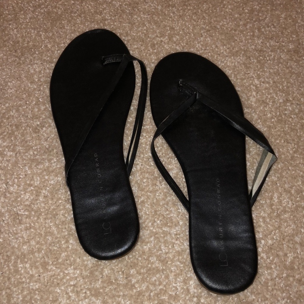 all black flip flops